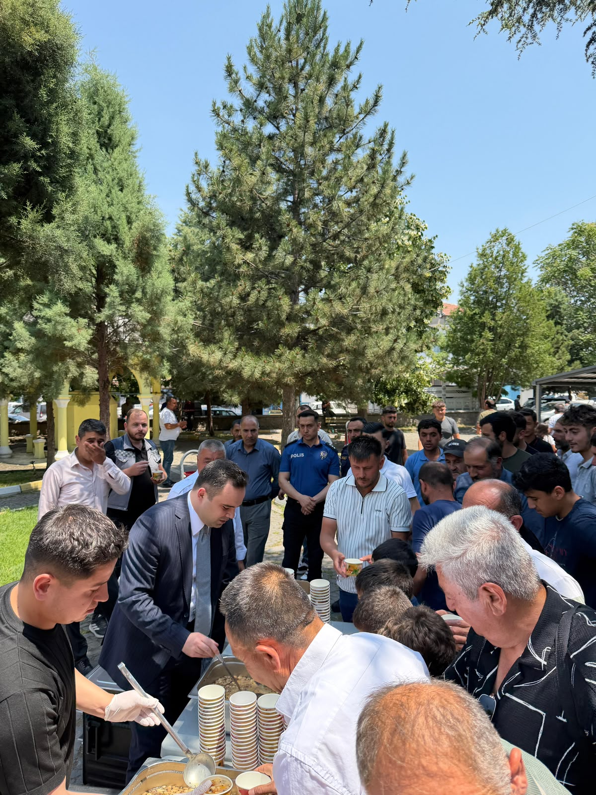 Karacaşar Belediyesi Aşure İkramında Bulundu.
